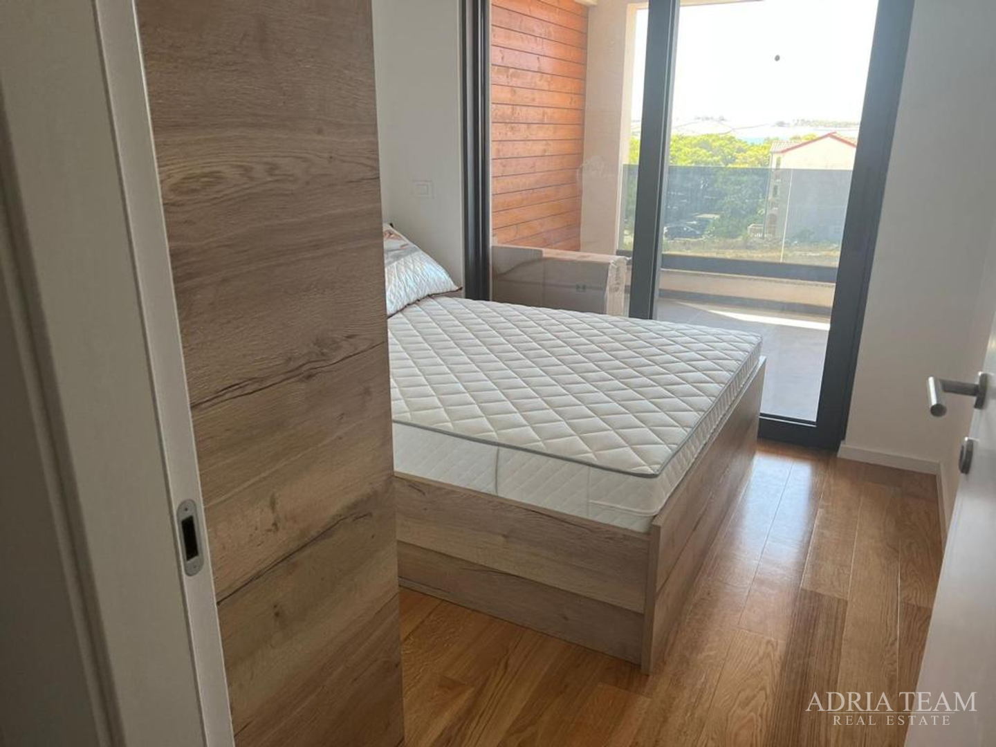 DVOETAŽNI APARTMAN S POGLEDOM NA MORE, 200 m OD PLAŽE, PAG - POVLJANA