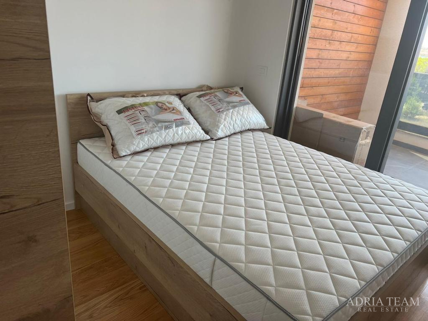 DVOETAŽNI APARTMAN S POGLEDOM NA MORE, 200 m OD PLAŽE, PAG - POVLJANA