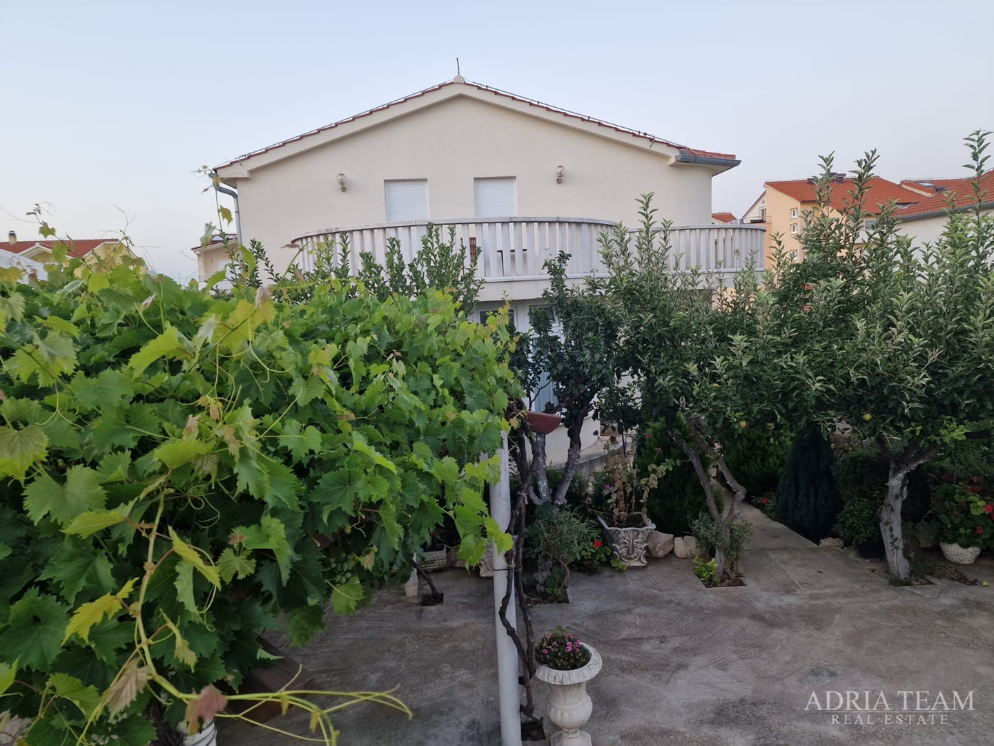 OBITELJSKA VILA AMERIČKOG STILA - VODICE