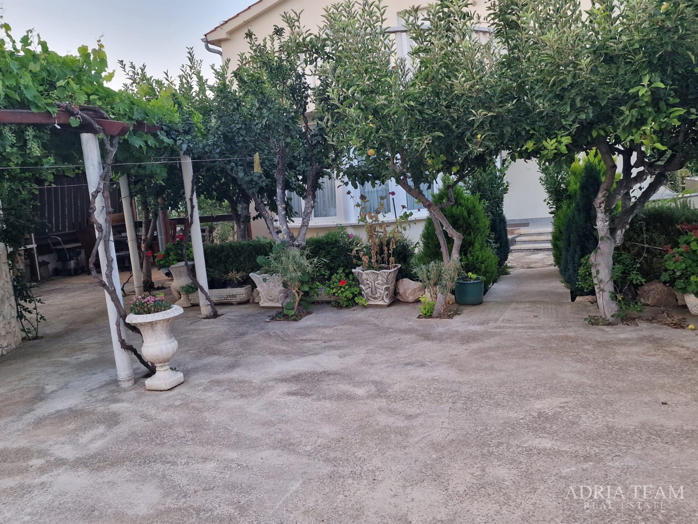 OBITELJSKA VILA AMERIČKOG STILA - VODICE
