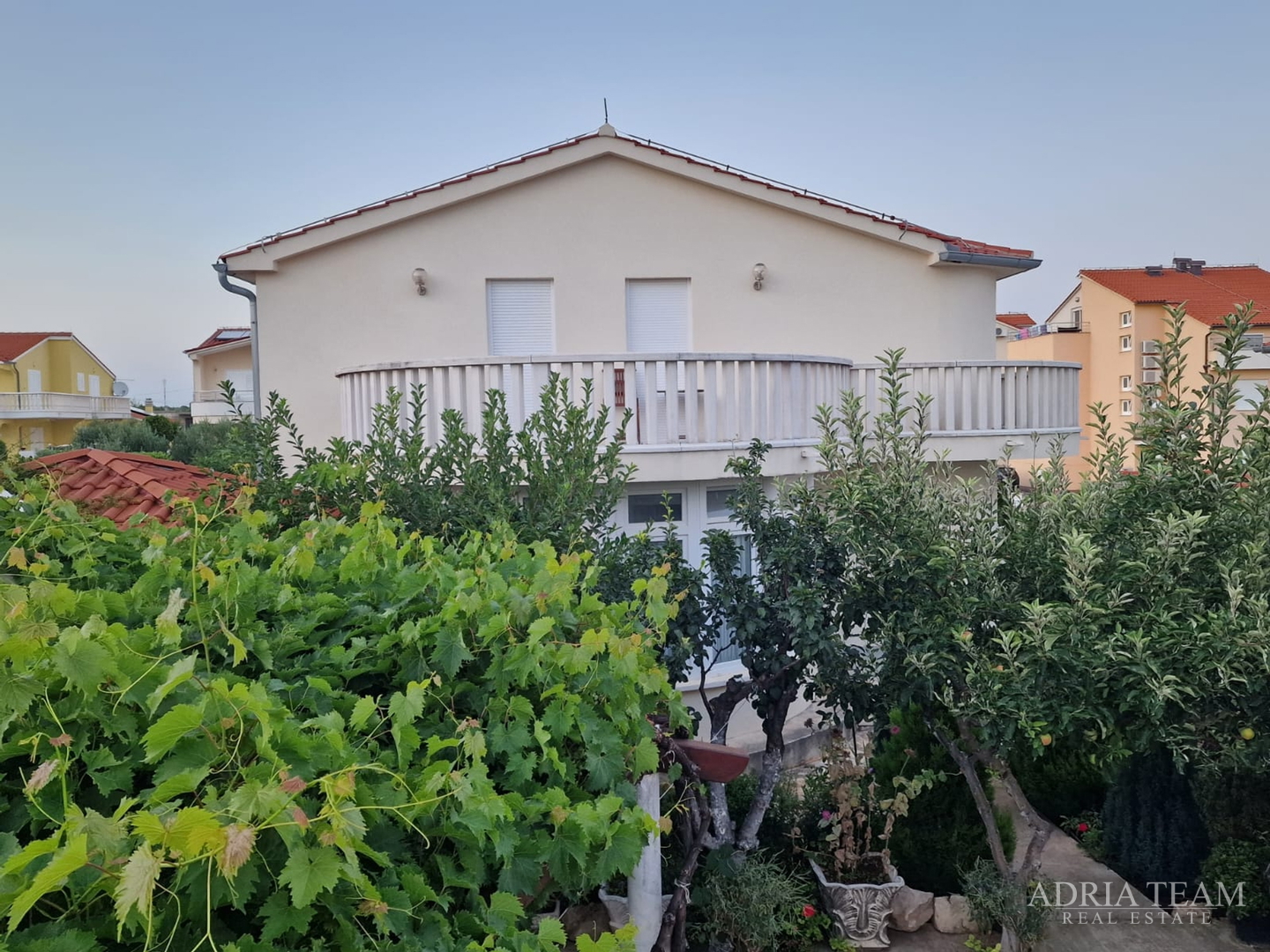 OBITELJSKA VILA AMERIČKOG STILA - VODICE