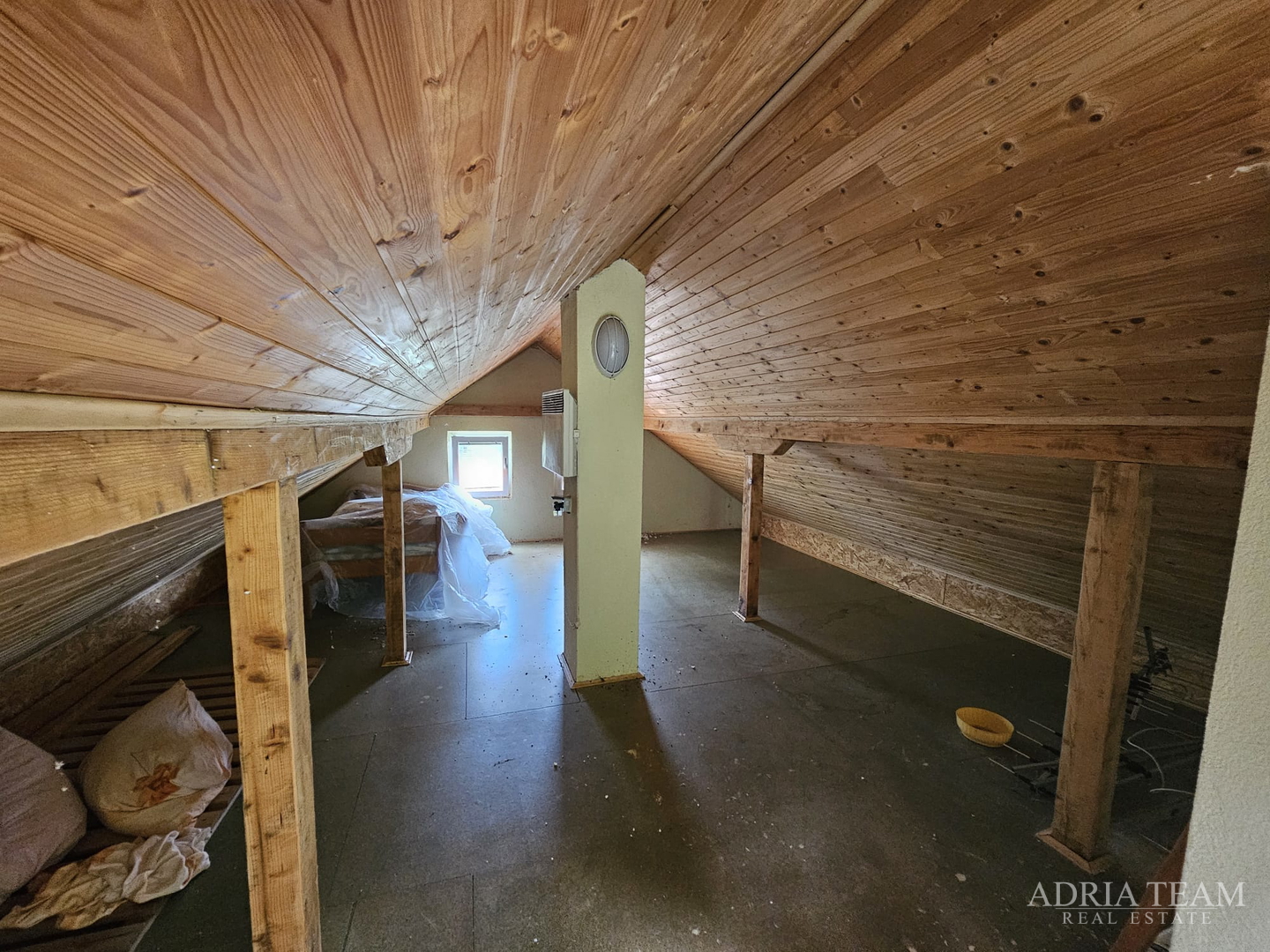 KUĆA U PREDIVNOM OKRUŽENJU - RIČICE