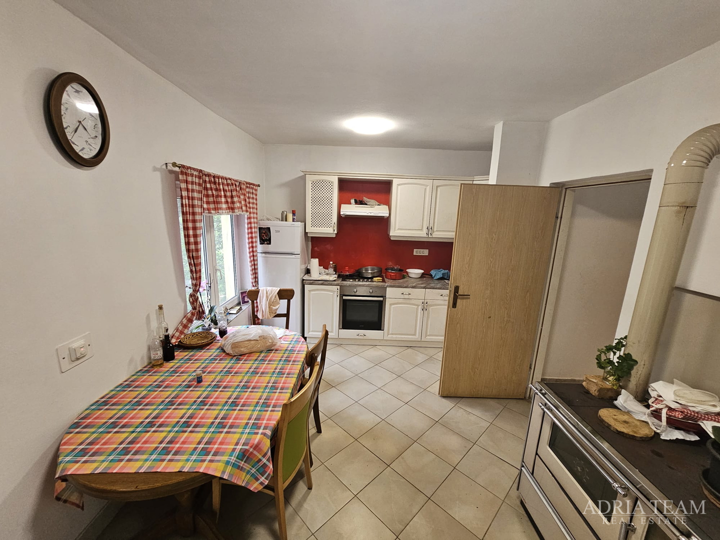 KUĆA U PREDIVNOM OKRUŽENJU - RIČICE