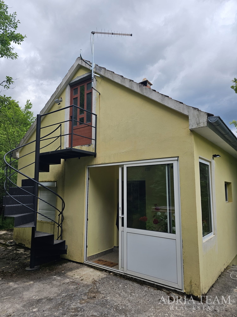 KUĆA U PREDIVNOM OKRUŽENJU - RIČICE