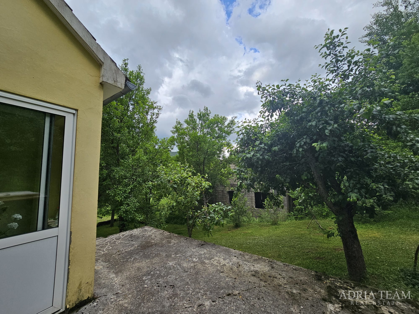 KUĆA U PREDIVNOM OKRUŽENJU - RIČICE