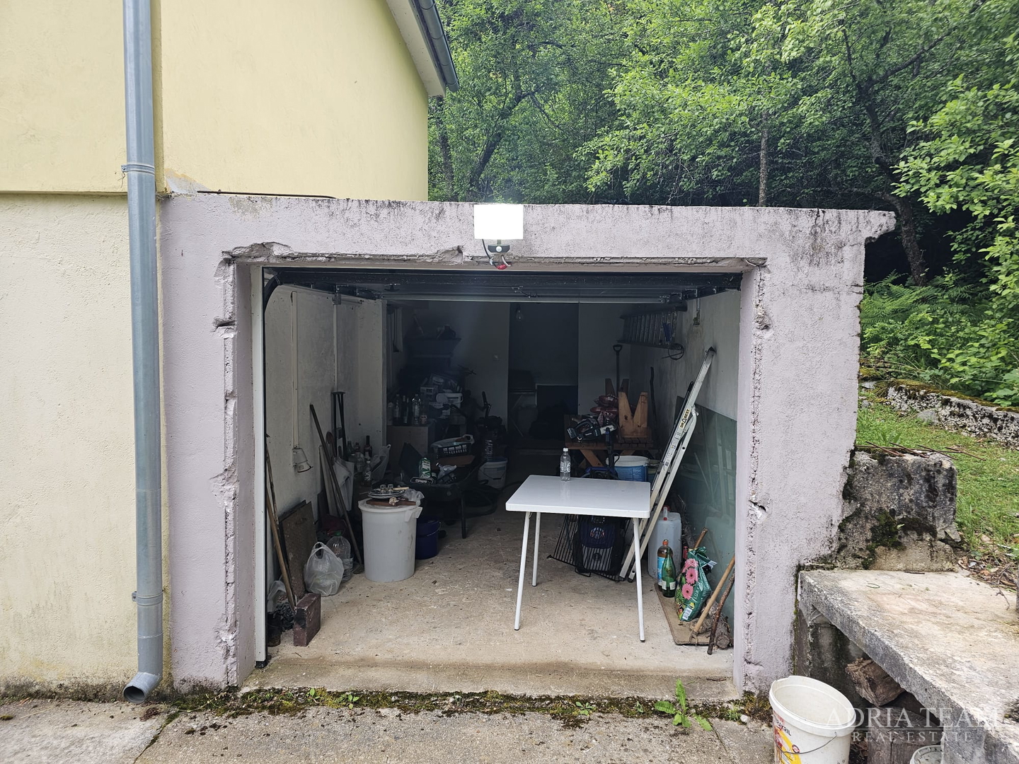 KUĆA U PREDIVNOM OKRUŽENJU - RIČICE