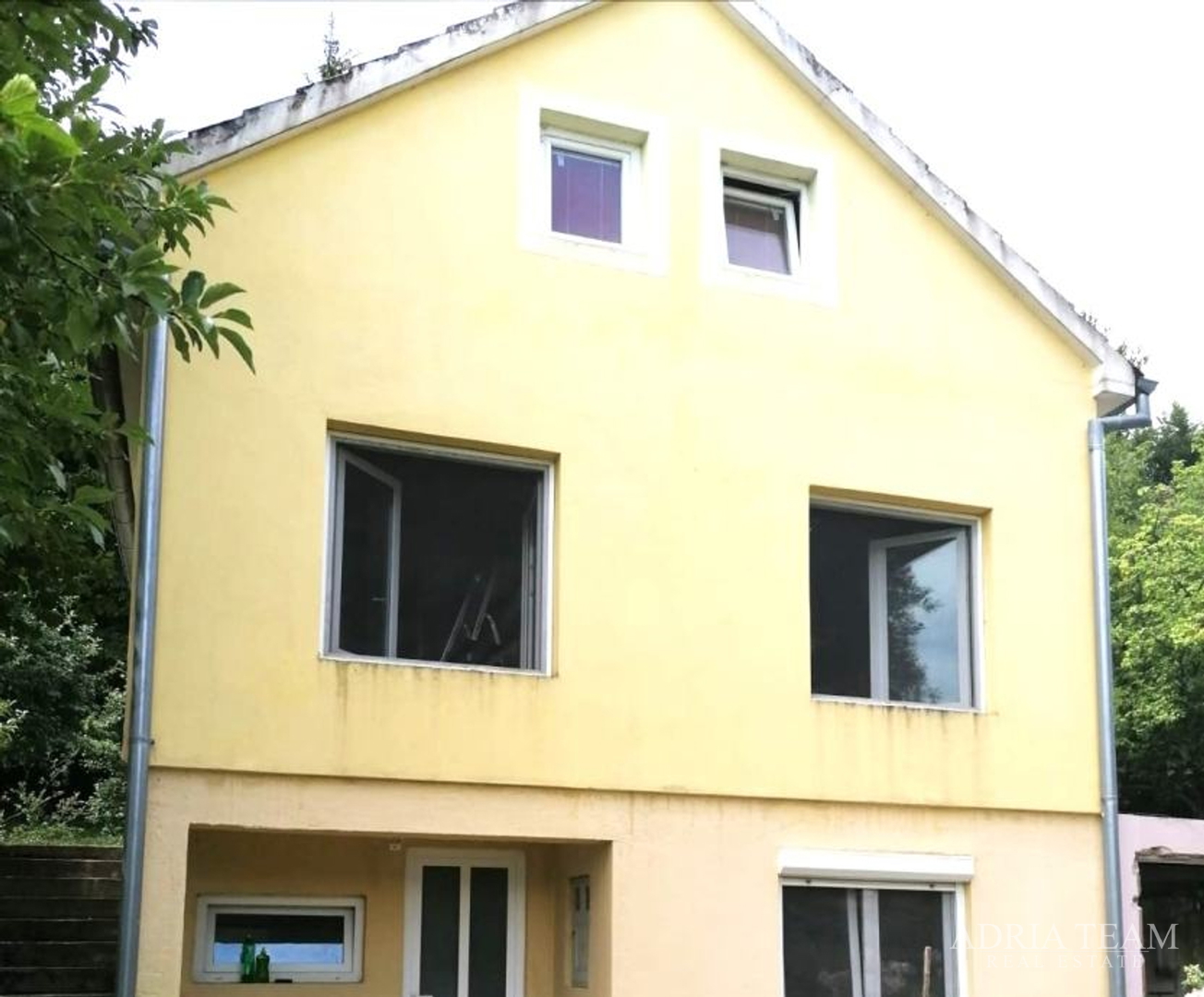 KUĆA U PREDIVNOM OKRUŽENJU - RIČICE