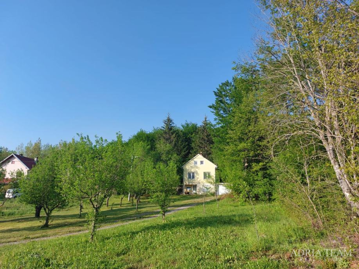 KUĆA U PREDIVNOM OKRUŽENJU - RIČICE