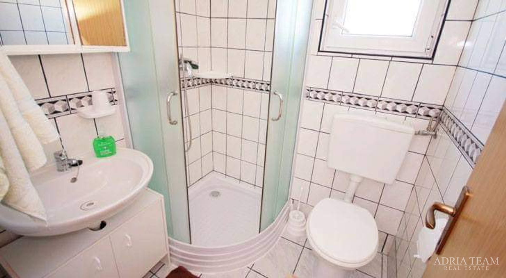 AKCIJA!! APARTMANSKA KUĆA S 5 APARTMANA, 170 M OD MORA, VIR - ZADAR