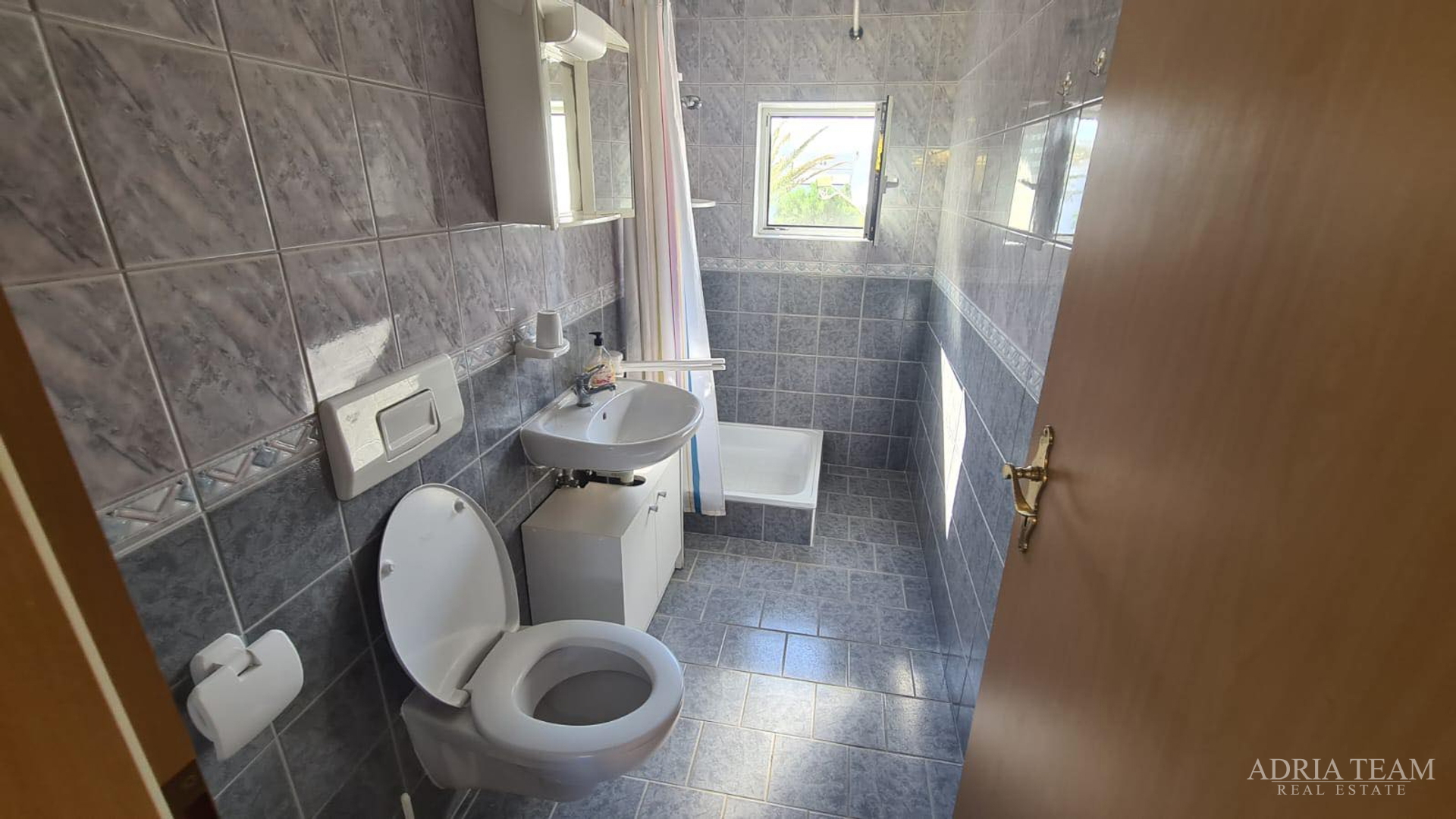 AKCIJA!! APARTMANSKA KUĆA S 5 APARTMANA, 170 M OD MORA, VIR - ZADAR