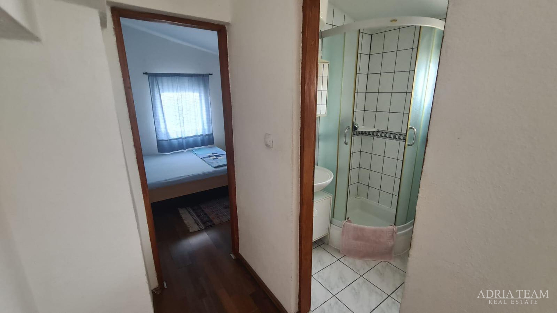 AKCIJA!! APARTMANSKA KUĆA S 5 APARTMANA, 170 M OD MORA, VIR - ZADAR
