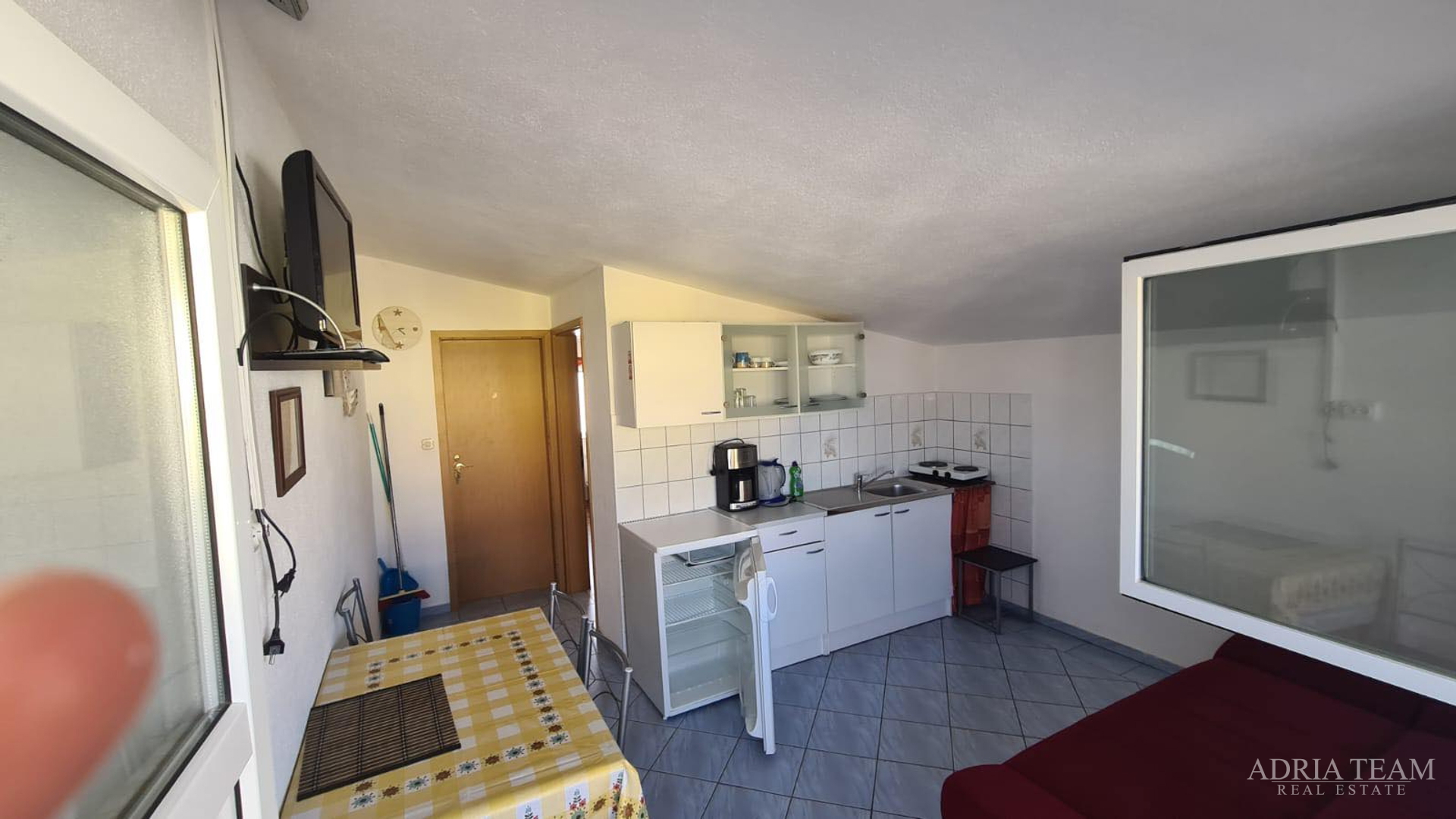 AKCIJA!! APARTMANSKA KUĆA S 5 APARTMANA, 170 M OD MORA, VIR - ZADAR