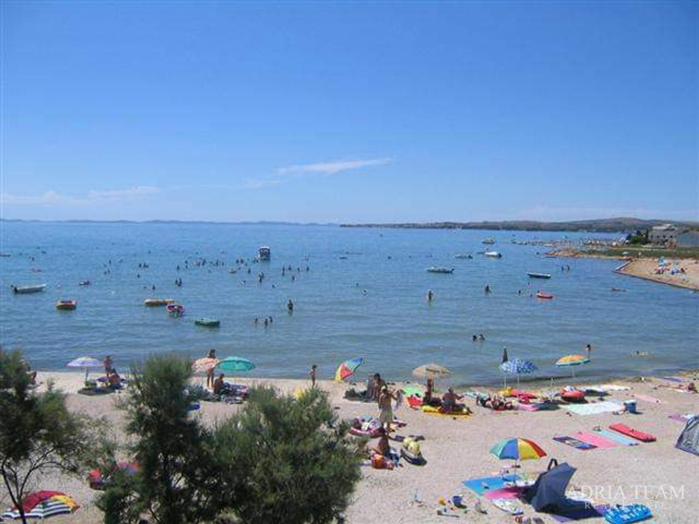 AKCIJA!! APARTMANSKA KUĆA S 5 APARTMANA, 170 M OD MORA, VIR - ZADAR