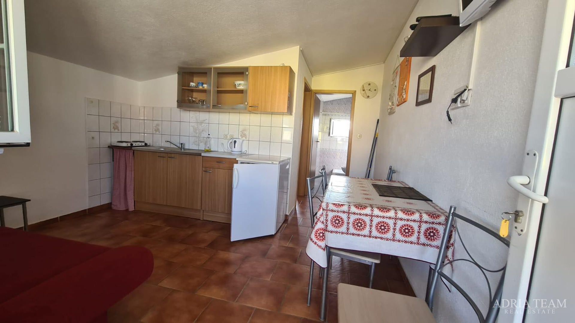 AKCIJA!! APARTMANSKA KUĆA S 5 APARTMANA, 170 M OD MORA, VIR - ZADAR