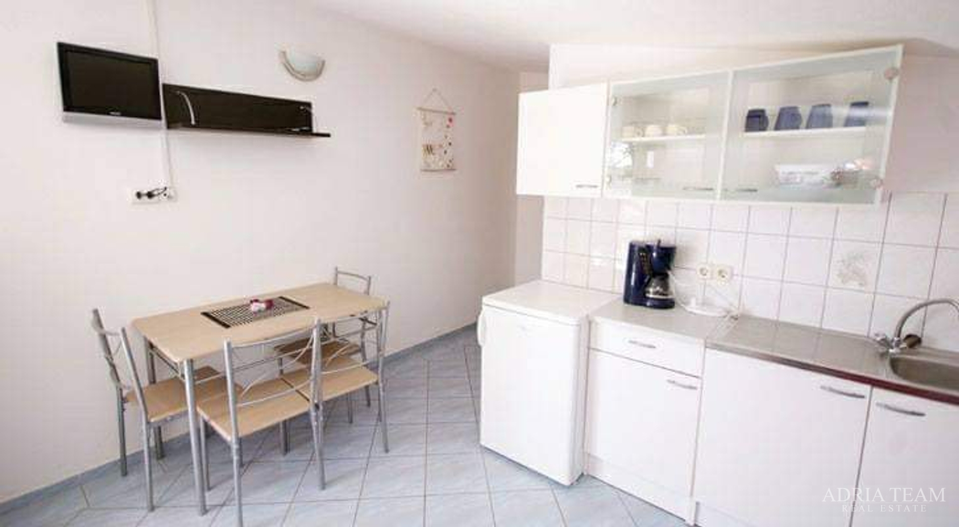 AKCIJA!! APARTMANSKA KUĆA S 5 APARTMANA, 170 M OD MORA, VIR - ZADAR