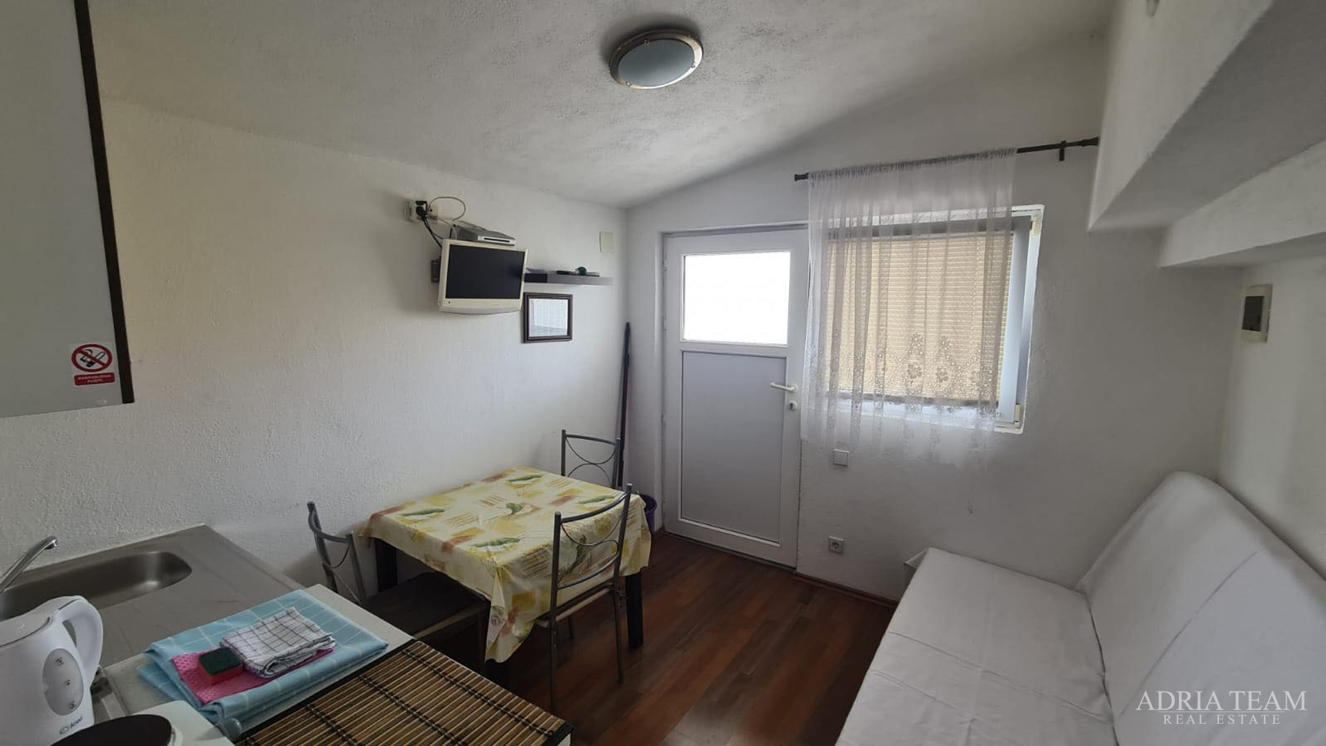 AKCIJA!! APARTMANSKA KUĆA S 5 APARTMANA, 170 M OD MORA, VIR - ZADAR