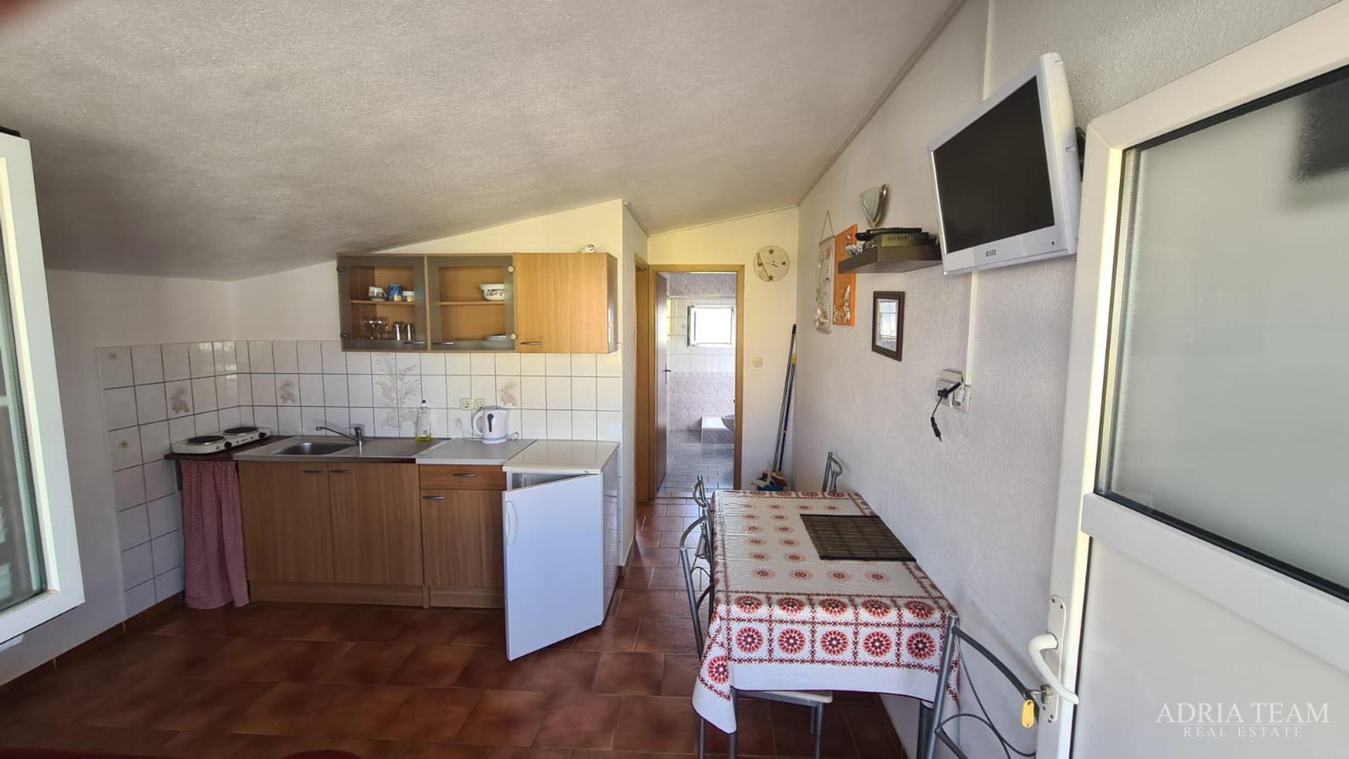 AKCIJA!! APARTMANSKA KUĆA S 5 APARTMANA, 170 M OD MORA, VIR - ZADAR