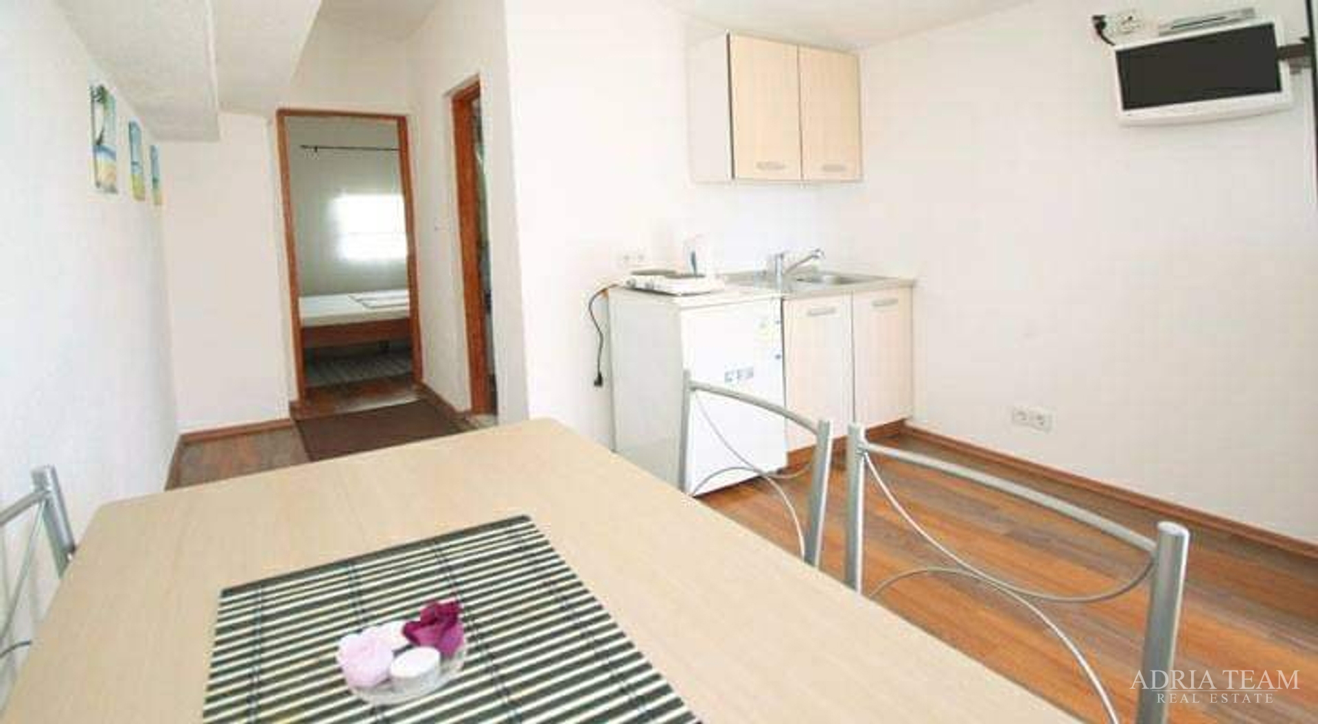 AKCIJA!! APARTMANSKA KUĆA S 5 APARTMANA, 170 M OD MORA, VIR - ZADAR