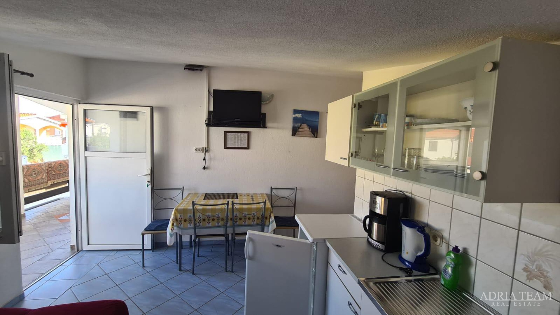 AKCIJA!! APARTMANSKA KUĆA S 5 APARTMANA, 170 M OD MORA, VIR - ZADAR