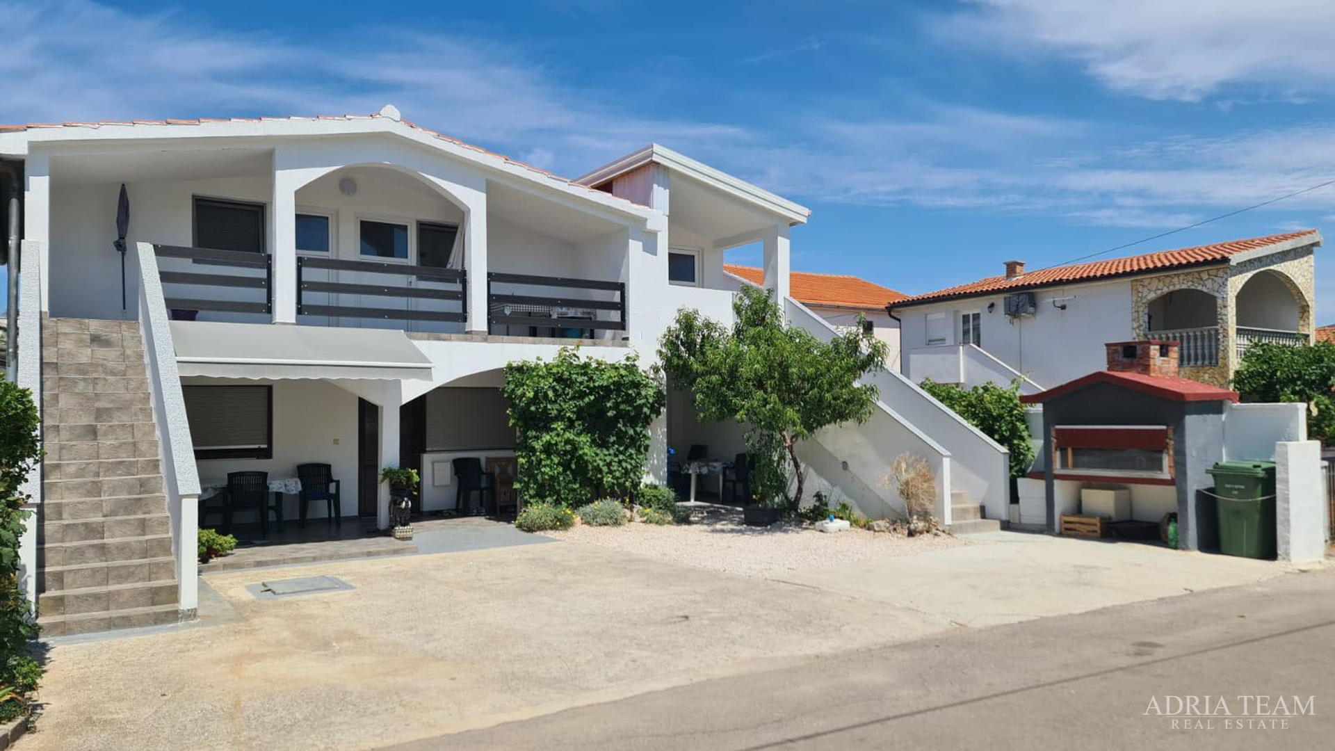 AKCIJA!! APARTMANSKA KUĆA S 5 APARTMANA, 170 M OD MORA, VIR - ZADAR