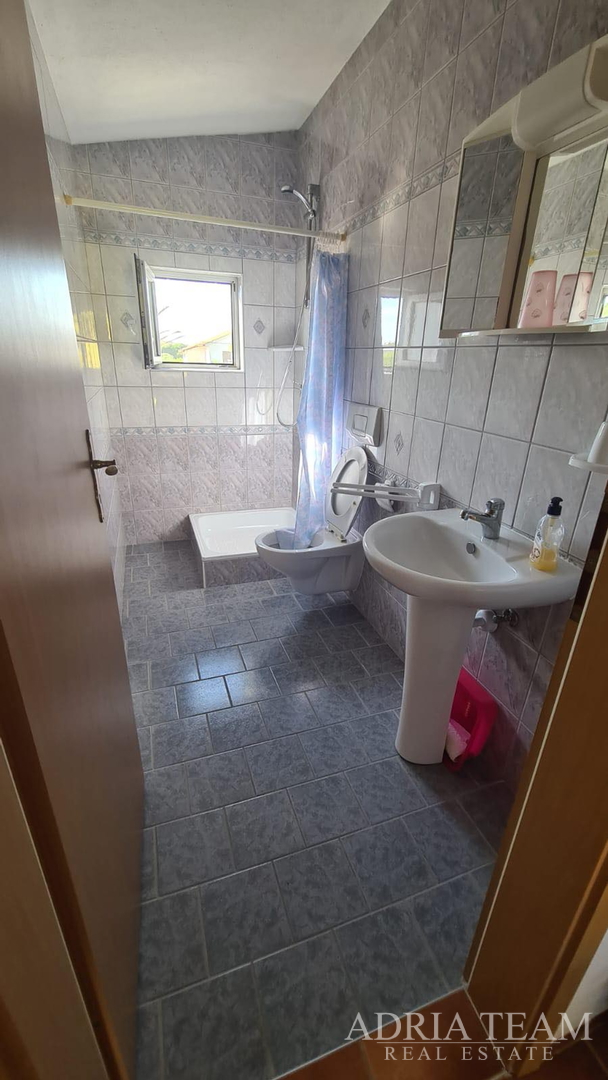AKCIJA!! APARTMANSKA KUĆA S 5 APARTMANA, 170 M OD MORA, VIR - ZADAR