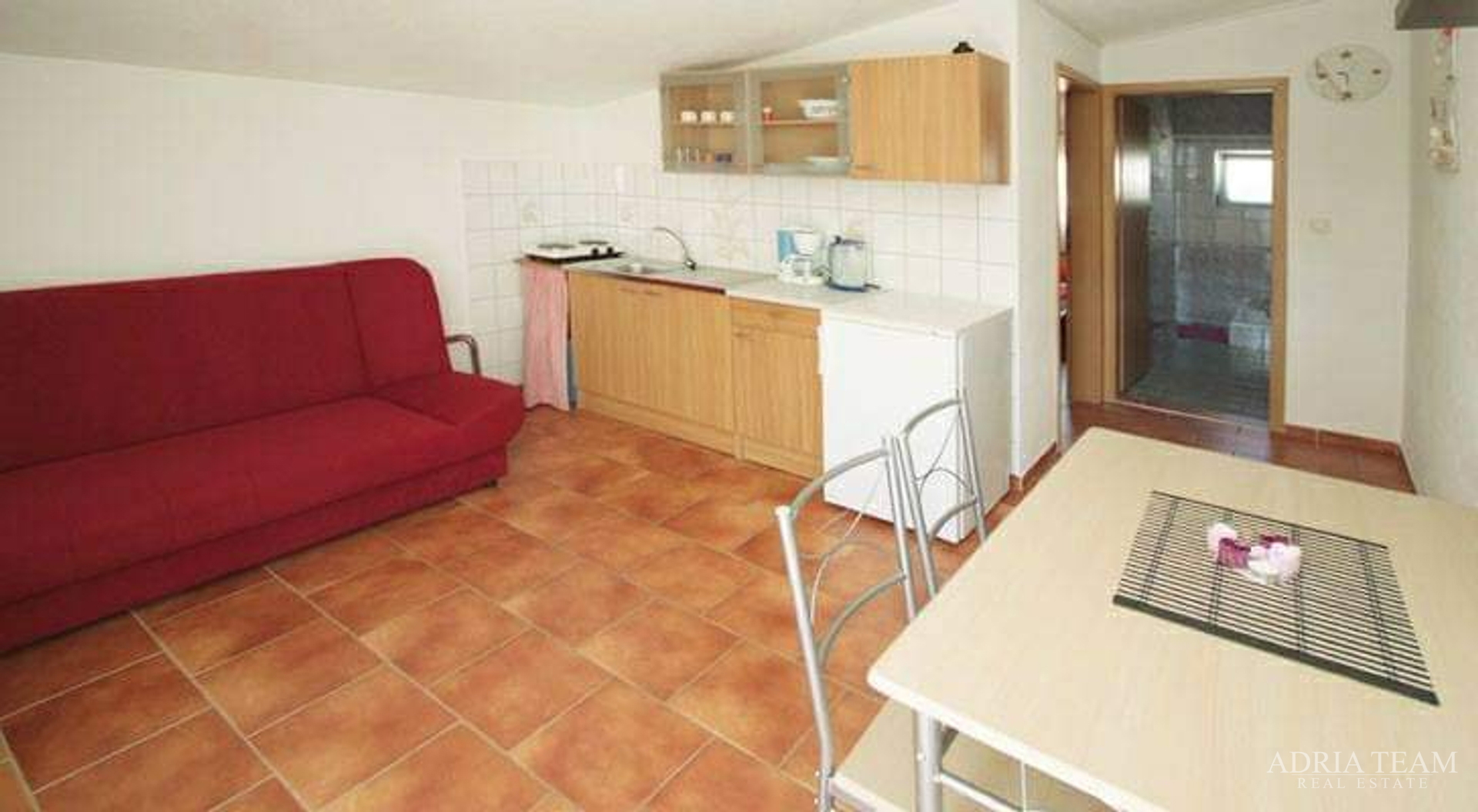 AKCIJA!! APARTMANSKA KUĆA S 5 APARTMANA, 170 M OD MORA, VIR - ZADAR