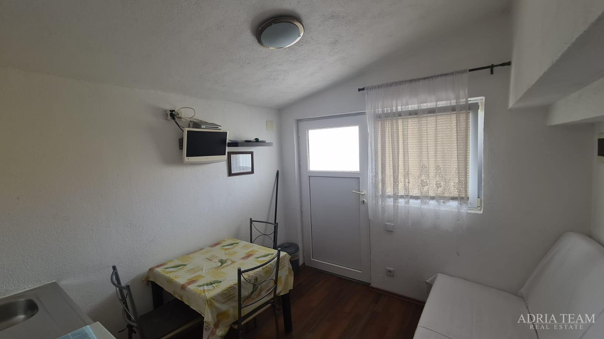 AKCIJA!! APARTMANSKA KUĆA S 5 APARTMANA, 170 M OD MORA, VIR - ZADAR