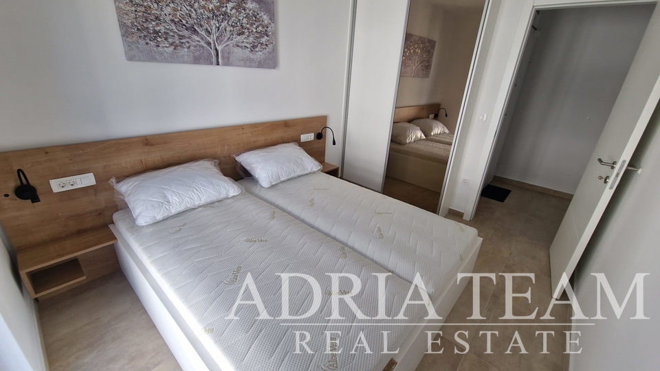 PRILIKA!!! APARTMAN NA 2. KATU STAMBENE ZGRADE, POGLED NA MORE - DIKLO, ZADAR