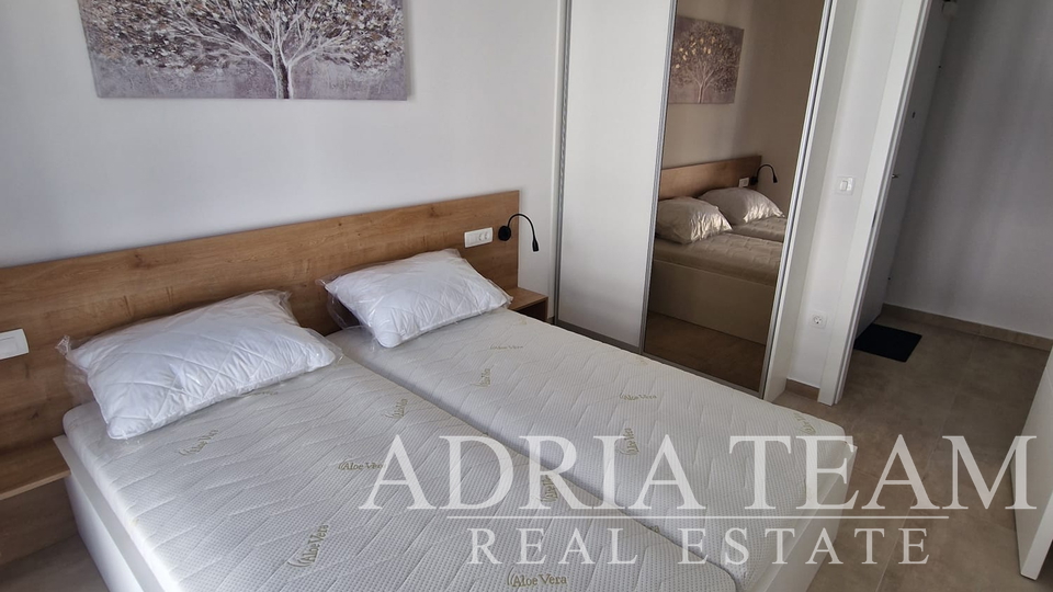 PRILIKA!!! APARTMAN NA 2. KATU STAMBENE ZGRADE, POGLED NA MORE - DIKLO, ZADAR