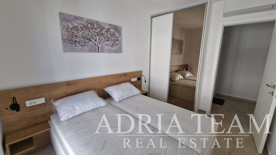 PRILIKA!!! APARTMAN NA 2. KATU STAMBENE ZGRADE, POGLED NA MORE - DIKLO, ZADAR