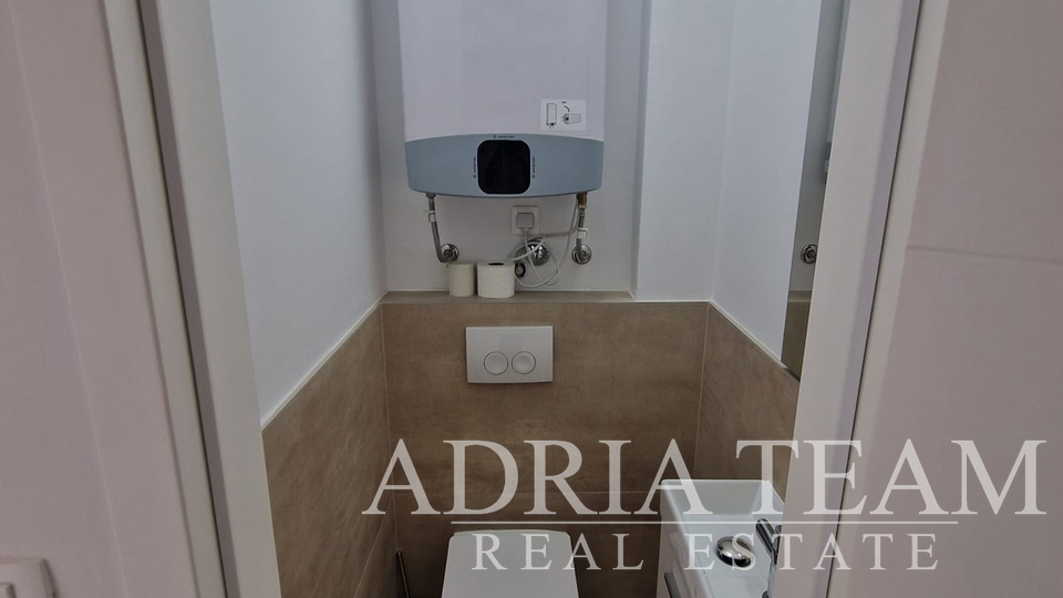 PRILIKA!!! APARTMAN NA 2. KATU STAMBENE ZGRADE, POGLED NA MORE - DIKLO, ZADAR