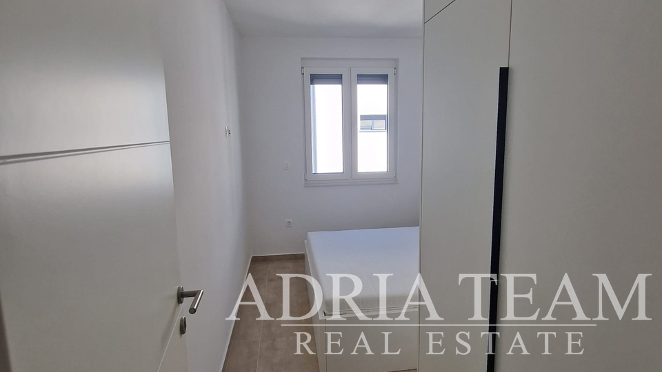 PRILIKA!!! APARTMAN NA 2. KATU STAMBENE ZGRADE, POGLED NA MORE - DIKLO, ZADAR