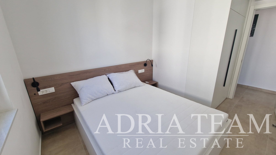 PRILIKA!!! APARTMAN NA 2. KATU STAMBENE ZGRADE, POGLED NA MORE - DIKLO, ZADAR