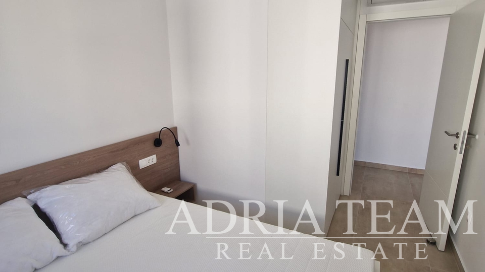 PRILIKA!!! APARTMAN NA 2. KATU STAMBENE ZGRADE, POGLED NA MORE - DIKLO, ZADAR