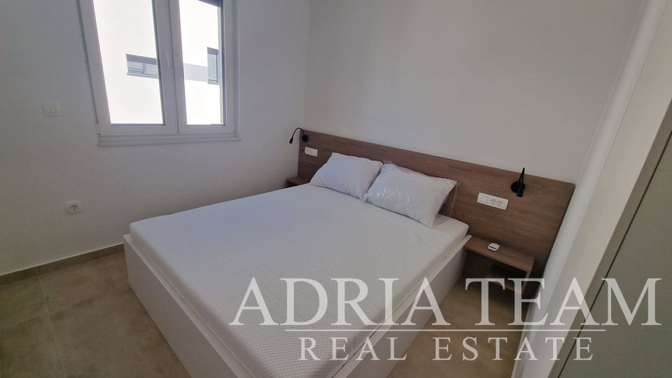 PRILIKA!!! APARTMAN NA 2. KATU STAMBENE ZGRADE, POGLED NA MORE - DIKLO, ZADAR