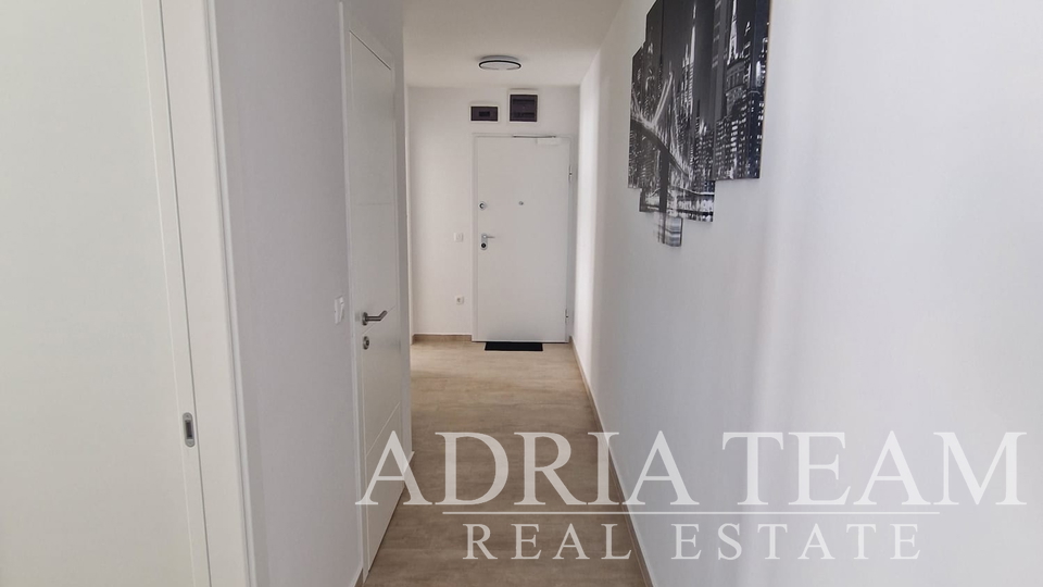 PRILIKA!!! APARTMAN NA 2. KATU STAMBENE ZGRADE, POGLED NA MORE - DIKLO, ZADAR