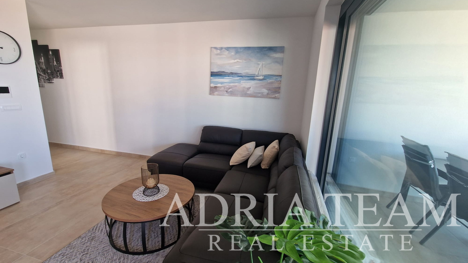 PRILIKA!!! APARTMAN NA 2. KATU STAMBENE ZGRADE, POGLED NA MORE - DIKLO, ZADAR