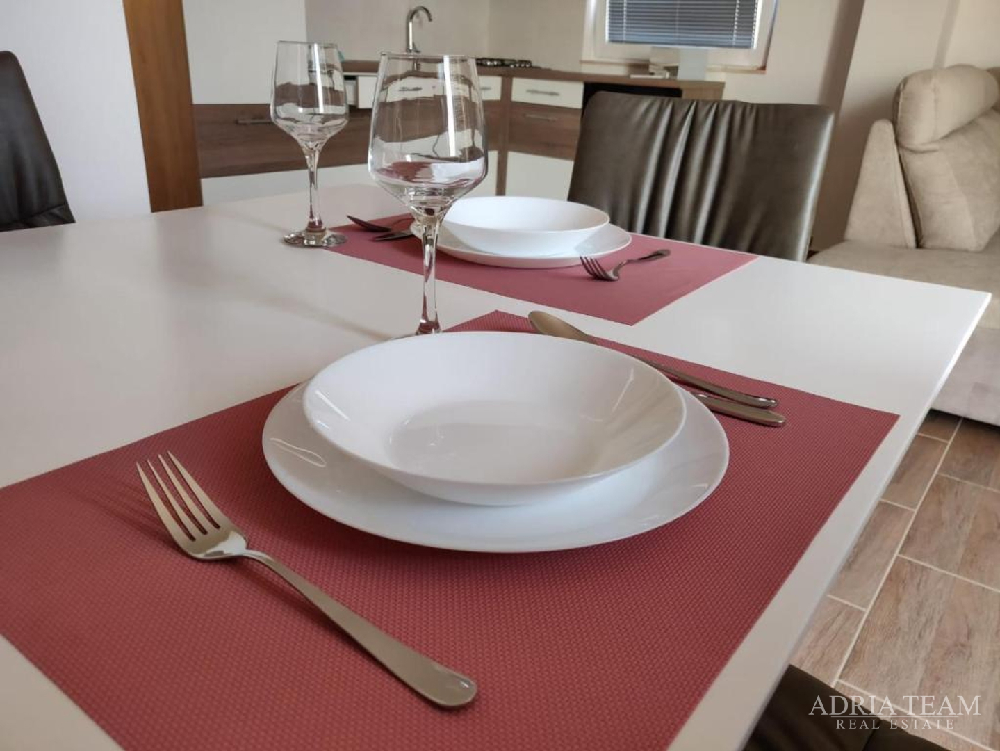 KUĆA S 3 STAMBENE JEDINICE I BAZENOM, POGLED NA MORE - MASLENICA