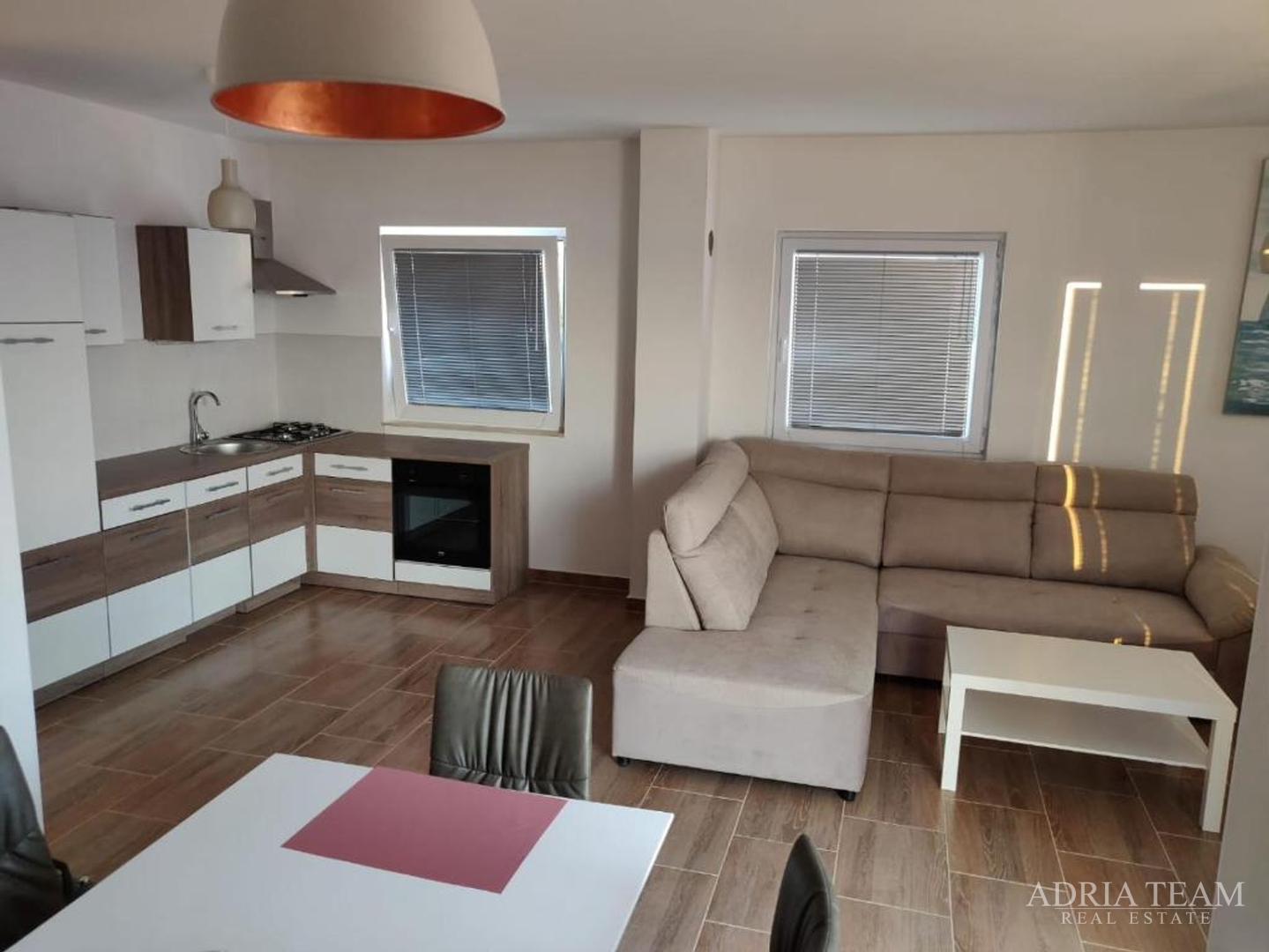 KUĆA S 3 STAMBENE JEDINICE I BAZENOM, POGLED NA MORE - MASLENICA