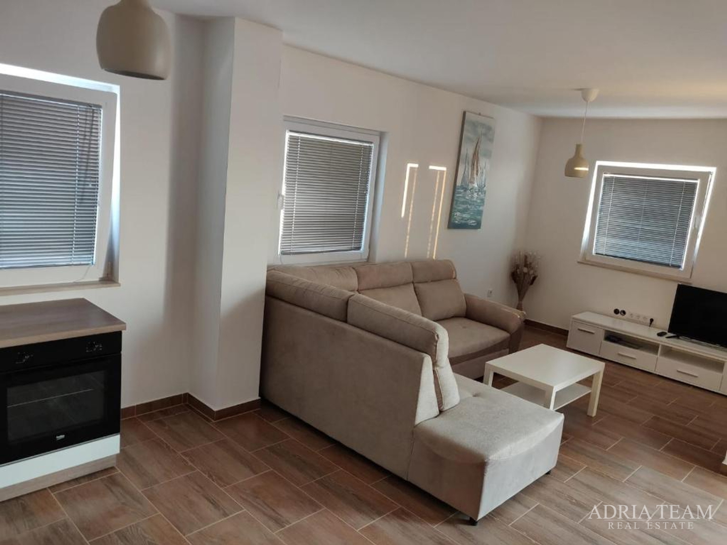 KUĆA S 3 STAMBENE JEDINICE I BAZENOM, POGLED NA MORE - MASLENICA