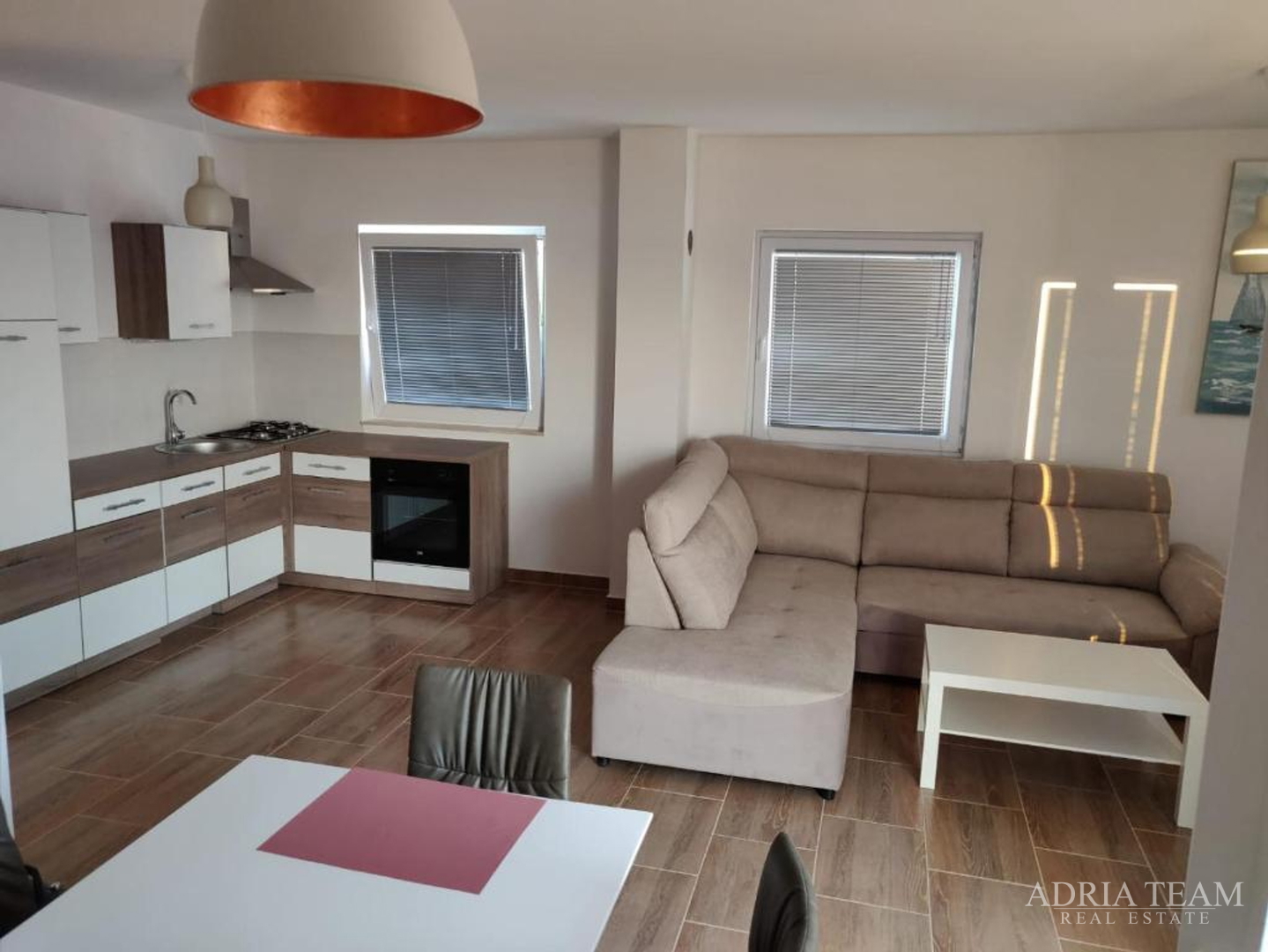 KUĆA S 3 STAMBENE JEDINICE I BAZENOM, POGLED NA MORE - MASLENICA