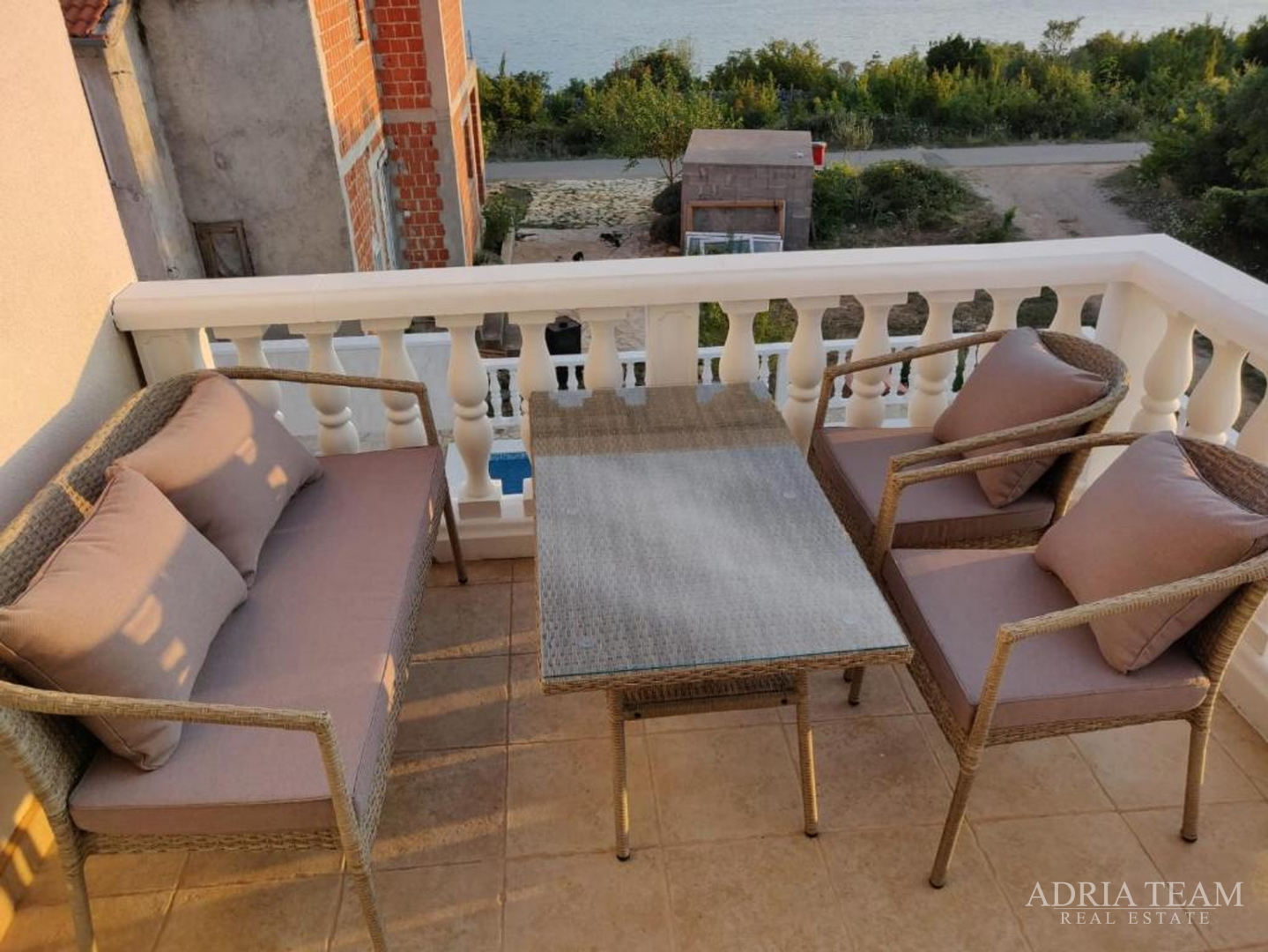 KUĆA S 3 STAMBENE JEDINICE I BAZENOM, POGLED NA MORE - MASLENICA