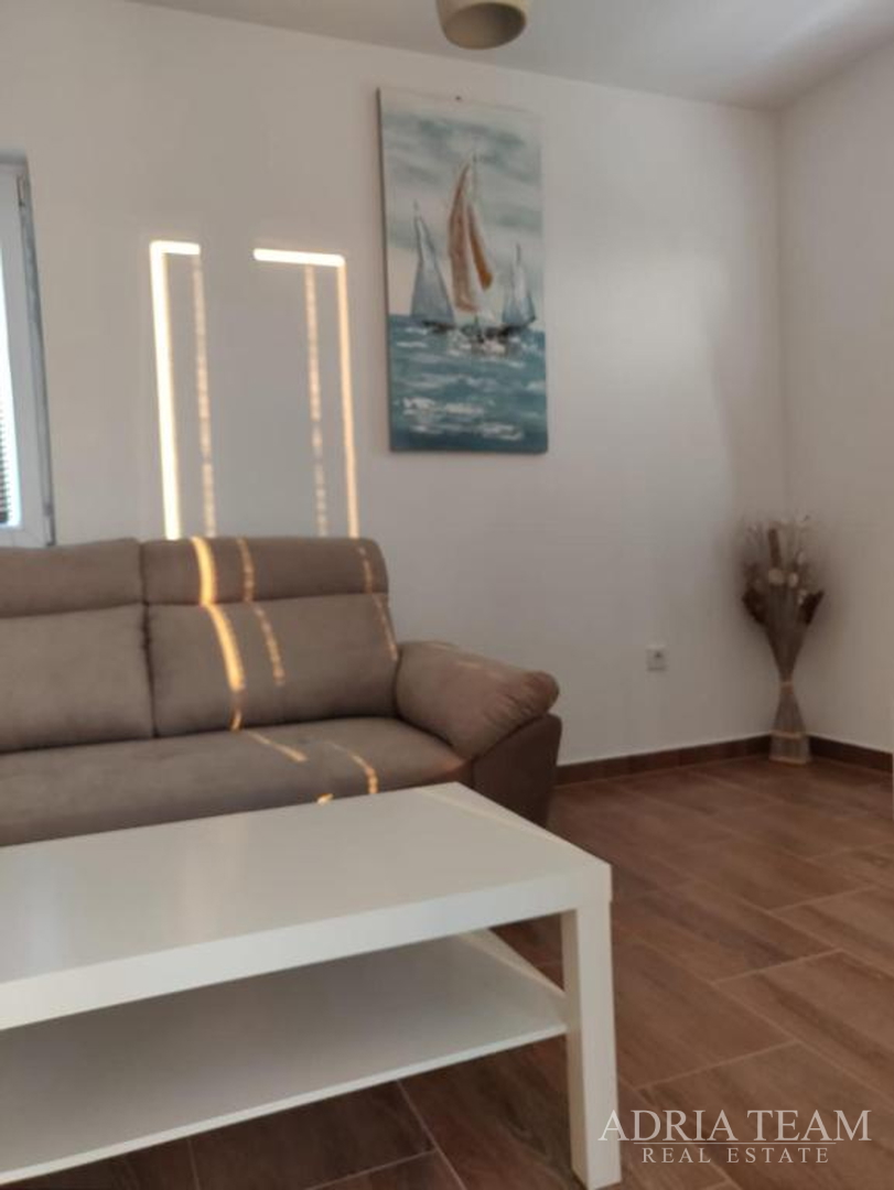 KUĆA S 3 STAMBENE JEDINICE I BAZENOM, POGLED NA MORE - MASLENICA