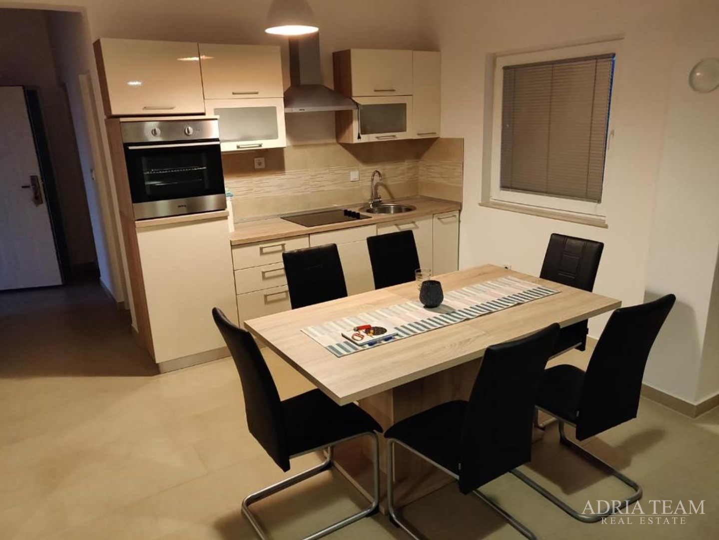 KUĆA S 3 STAMBENE JEDINICE I BAZENOM, POGLED NA MORE - MASLENICA