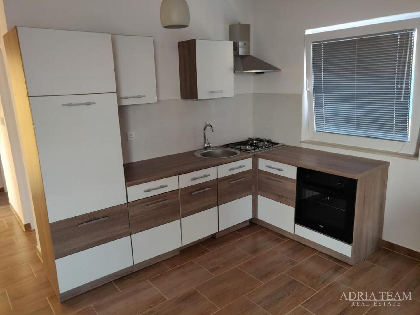 KUĆA S 3 STAMBENE JEDINICE I BAZENOM, POGLED NA MORE - MASLENICA