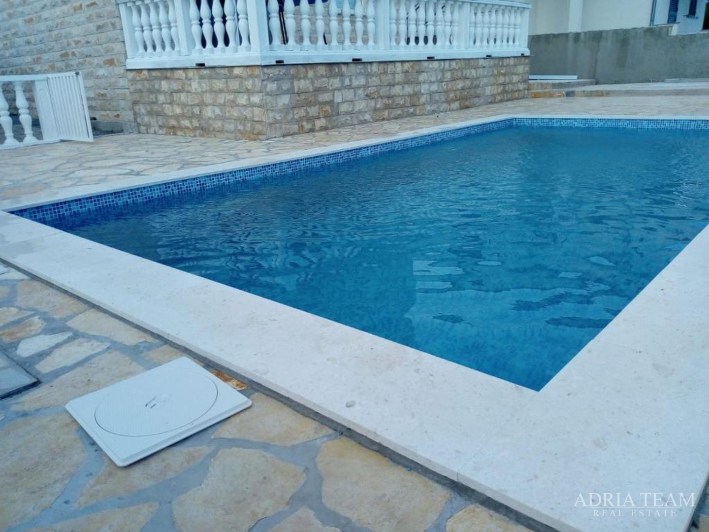 KUĆA S 3 STAMBENE JEDINICE I BAZENOM, POGLED NA MORE - MASLENICA