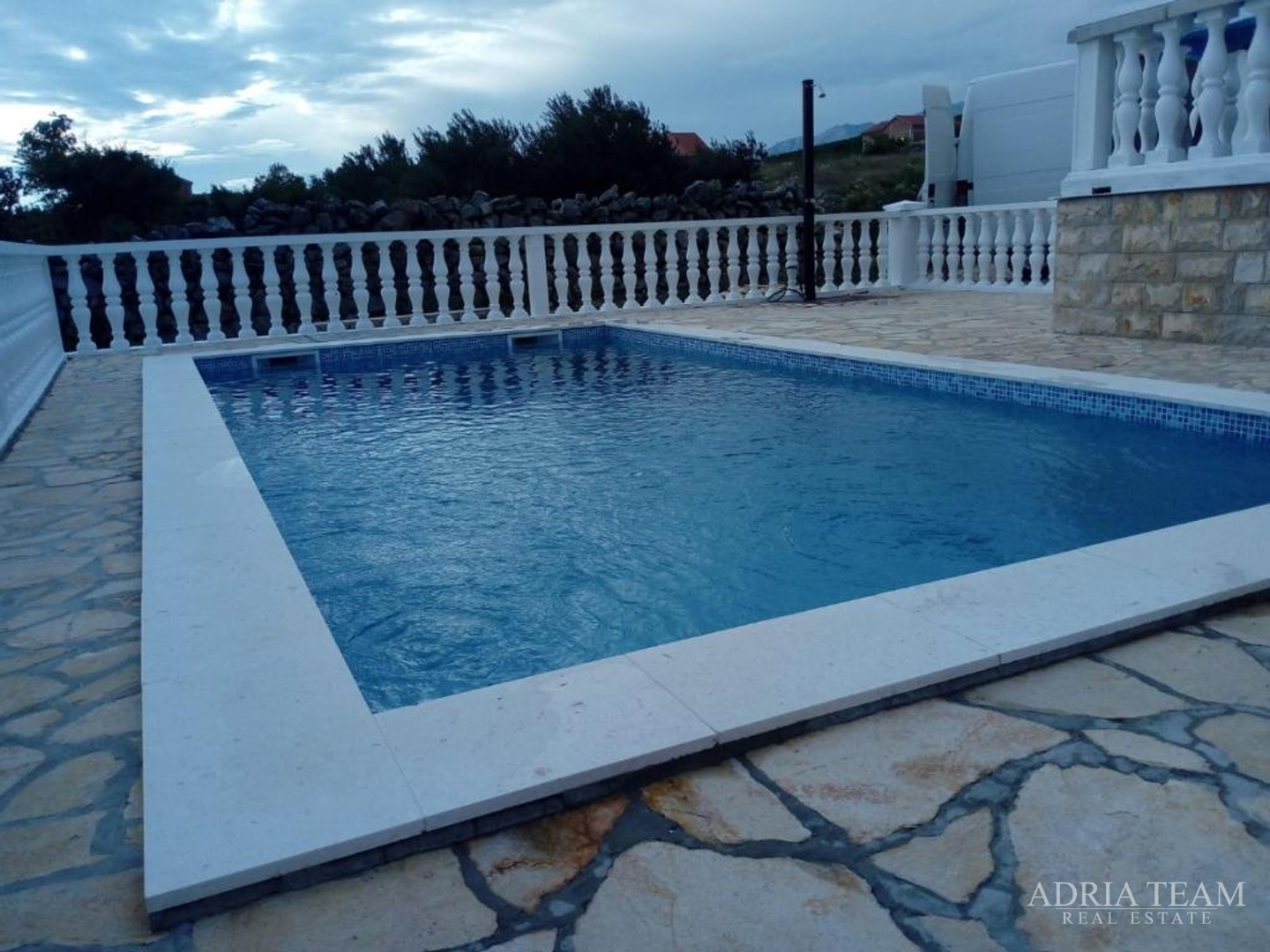 KUĆA S 3 STAMBENE JEDINICE I BAZENOM, POGLED NA MORE - MASLENICA