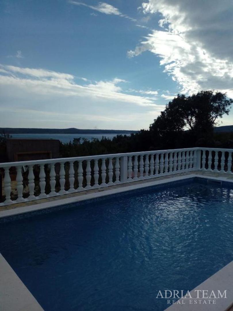 KUĆA S 3 STAMBENE JEDINICE I BAZENOM, POGLED NA MORE - MASLENICA
