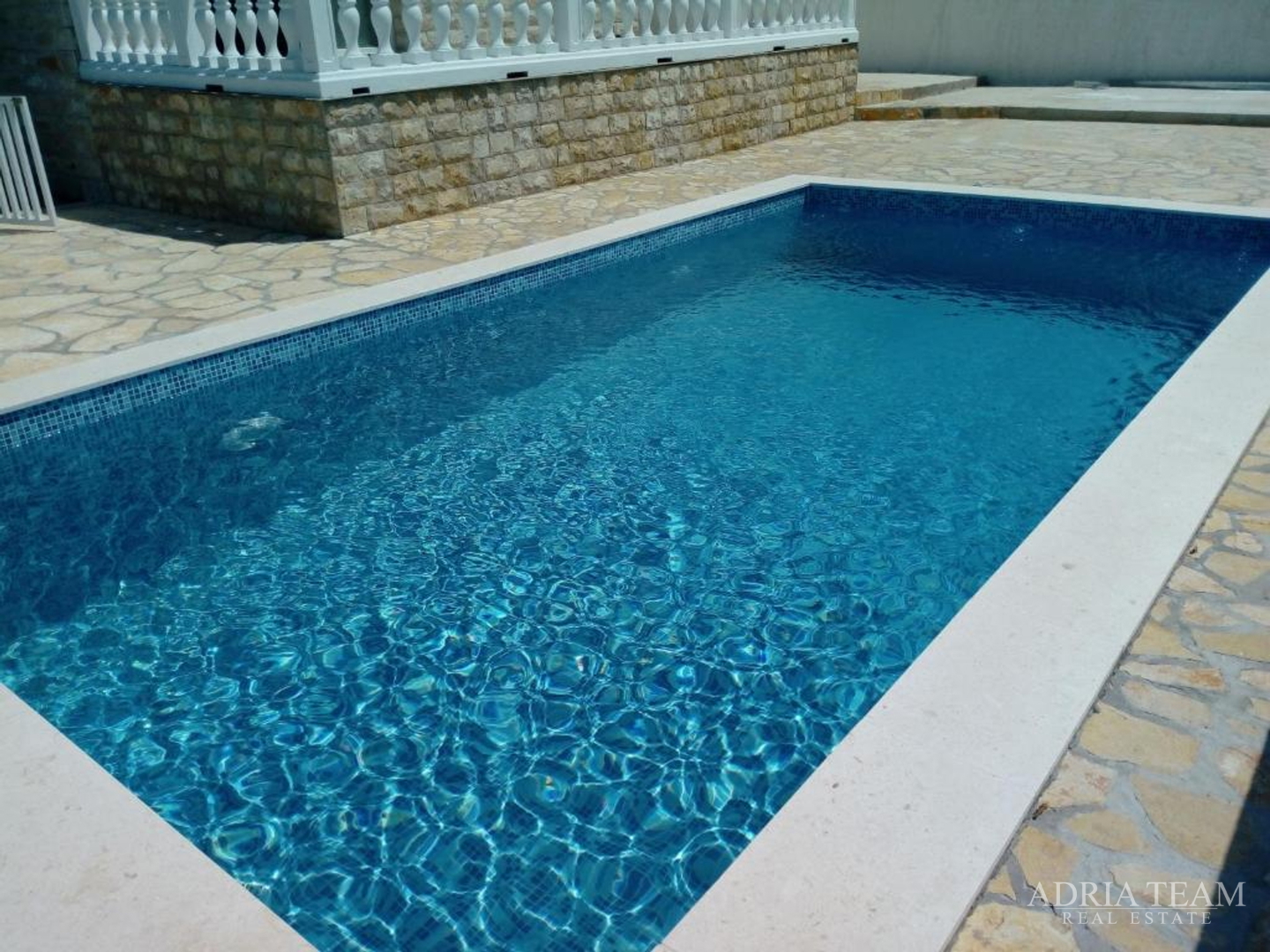 KUĆA S 3 STAMBENE JEDINICE I BAZENOM, POGLED NA MORE - MASLENICA