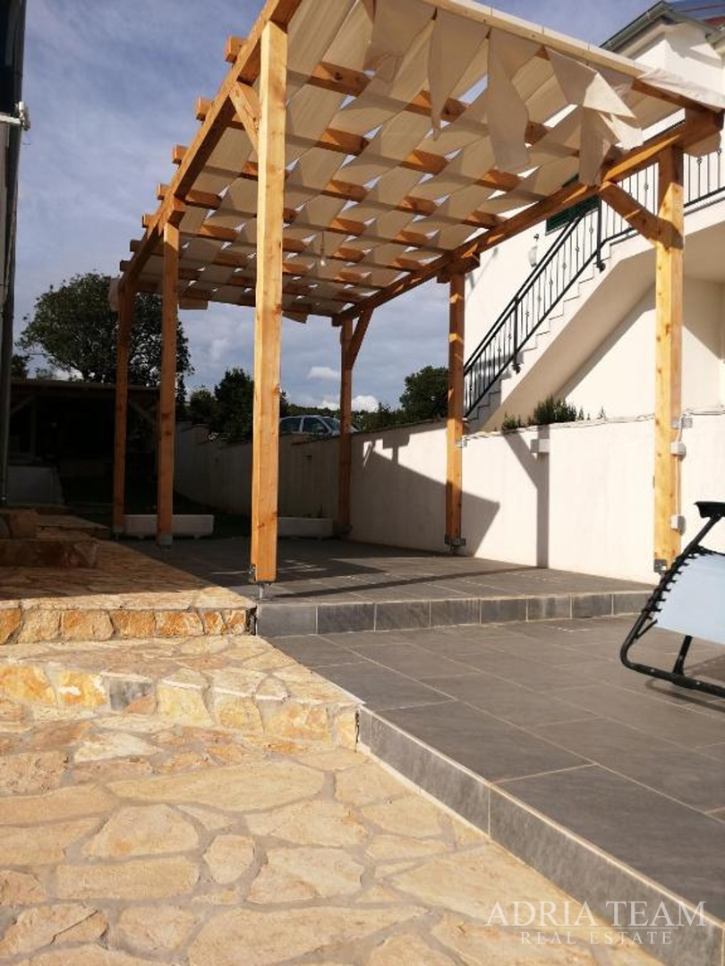 KUĆA S 3 STAMBENE JEDINICE I BAZENOM, POGLED NA MORE - MASLENICA